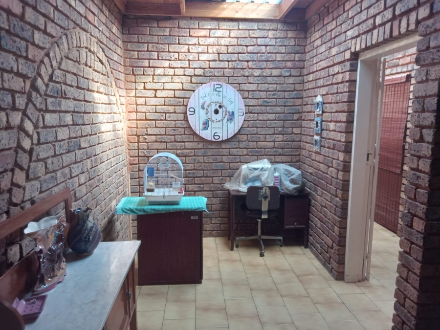 7 Bedroom Property for Sale in Dorandia Gauteng