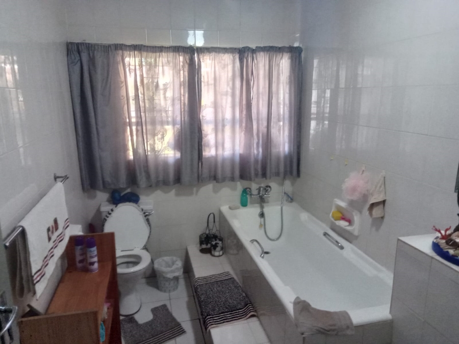 7 Bedroom Property for Sale in Dorandia Gauteng