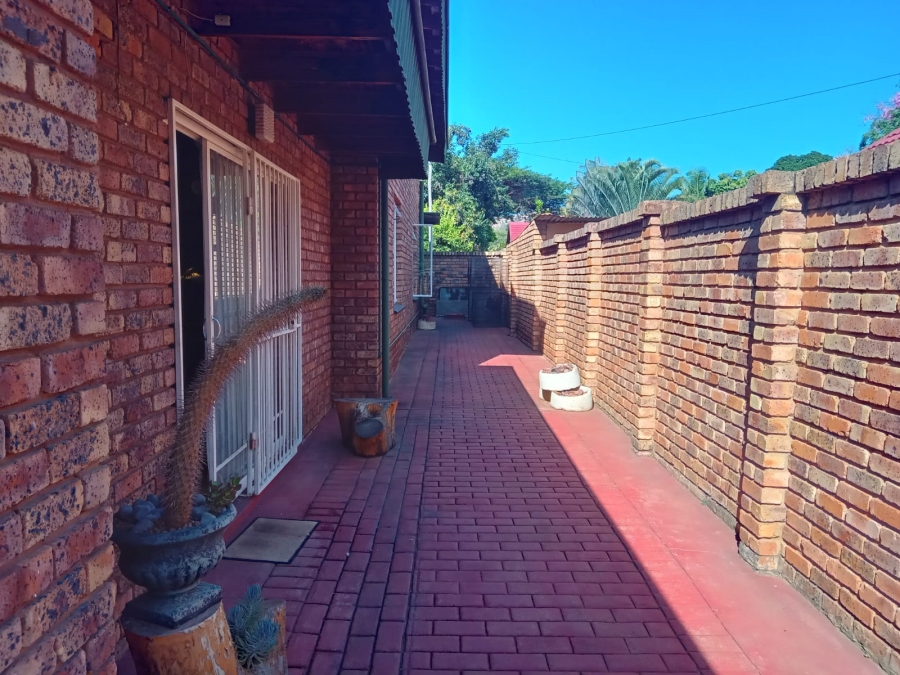 7 Bedroom Property for Sale in Dorandia Gauteng