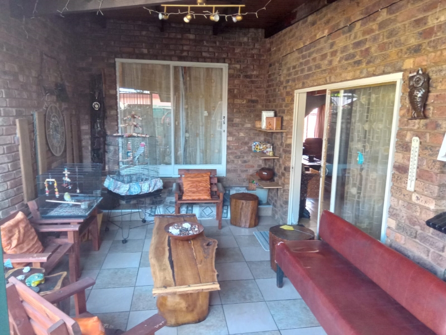 7 Bedroom Property for Sale in Dorandia Gauteng