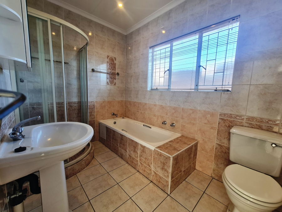 7 Bedroom Property for Sale in Eden Glen Gauteng