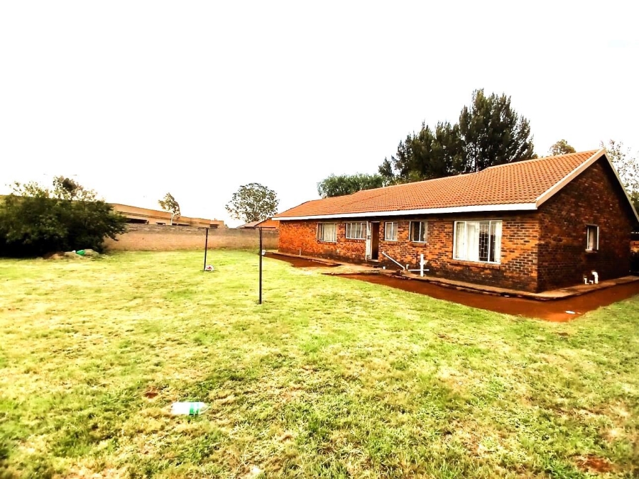 3 Bedroom Property for Sale in Unitas Park Gauteng