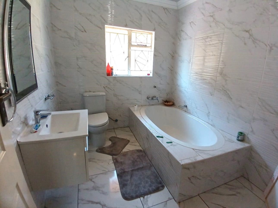 4 Bedroom Property for Sale in Unitas Park Gauteng