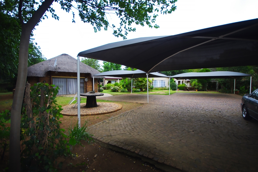 6 Bedroom Property for Sale in Strubenvale Gauteng