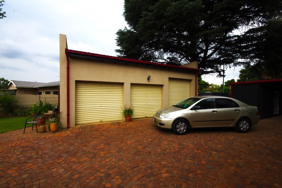 6 Bedroom Property for Sale in Strubenvale Gauteng