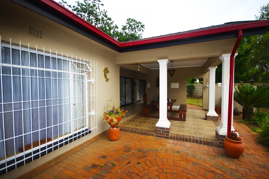 6 Bedroom Property for Sale in Strubenvale Gauteng