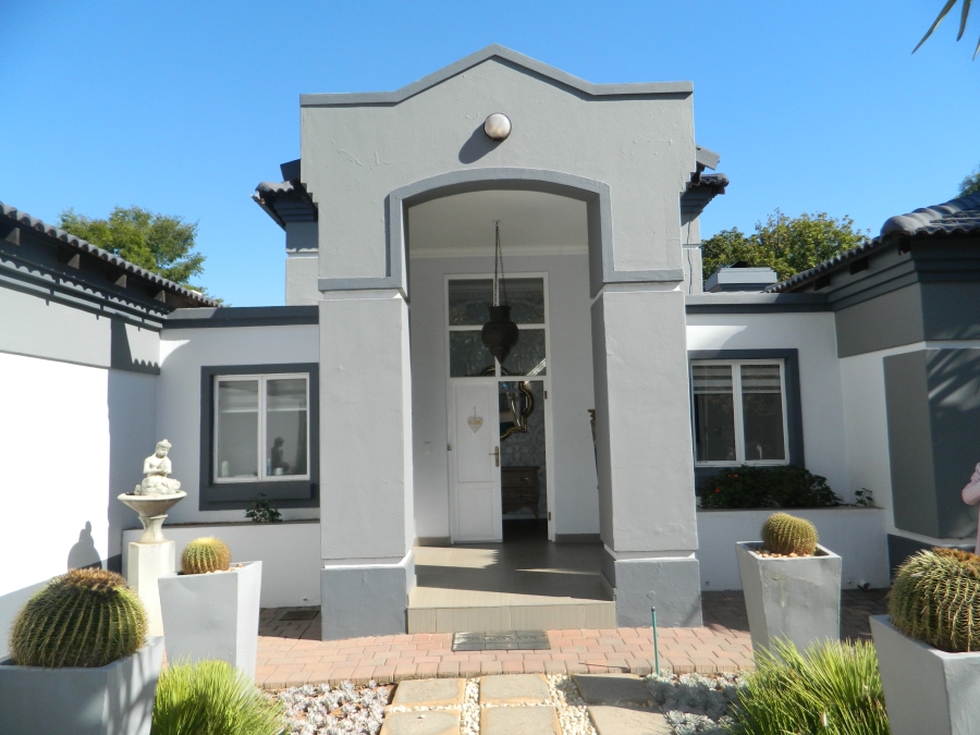 To Let 5 Bedroom Property for Rent in Silver Lakes Golf Estate Gauteng