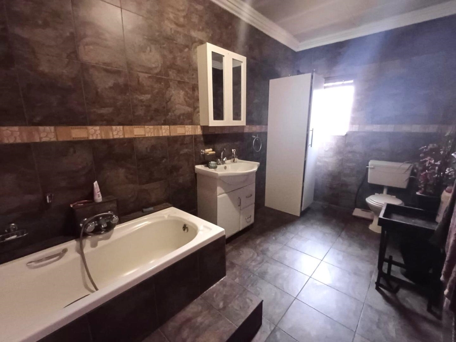 3 Bedroom Property for Sale in Unitas Park Gauteng