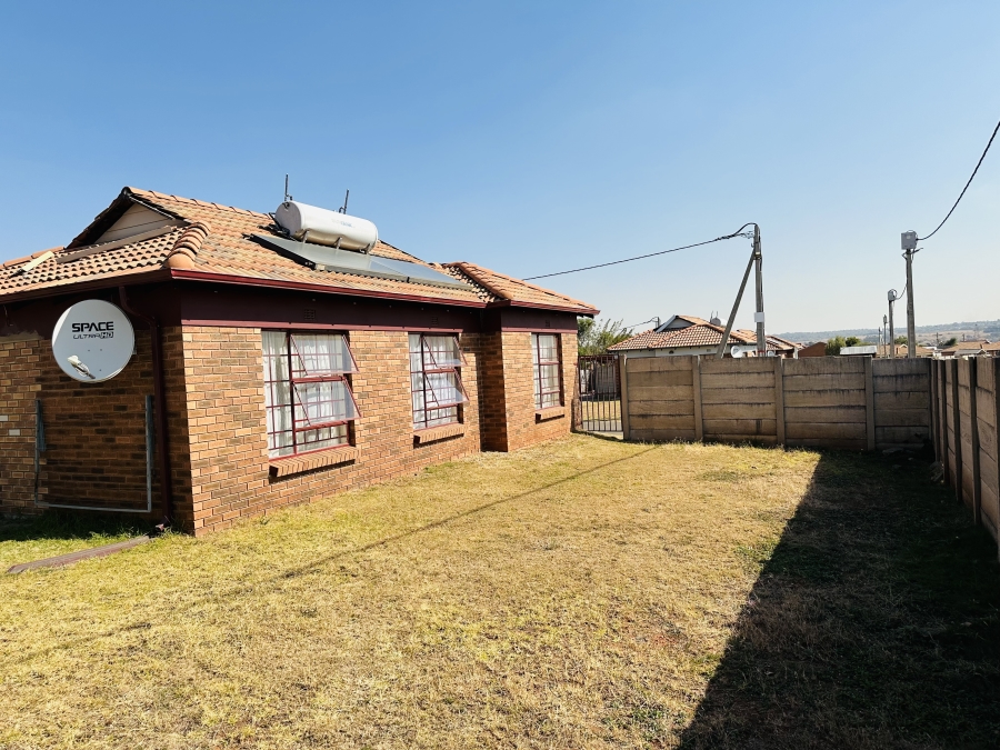 3 Bedroom Property for Sale in Clayville Gauteng