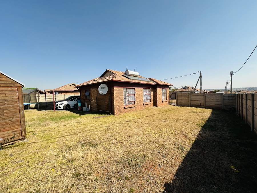 3 Bedroom Property for Sale in Clayville Gauteng