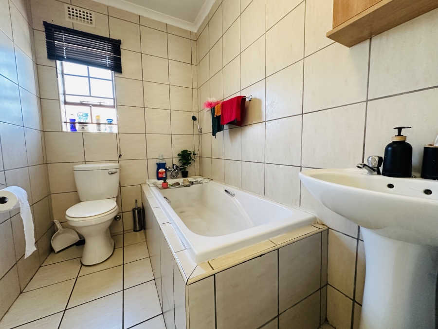 3 Bedroom Property for Sale in Clayville Gauteng