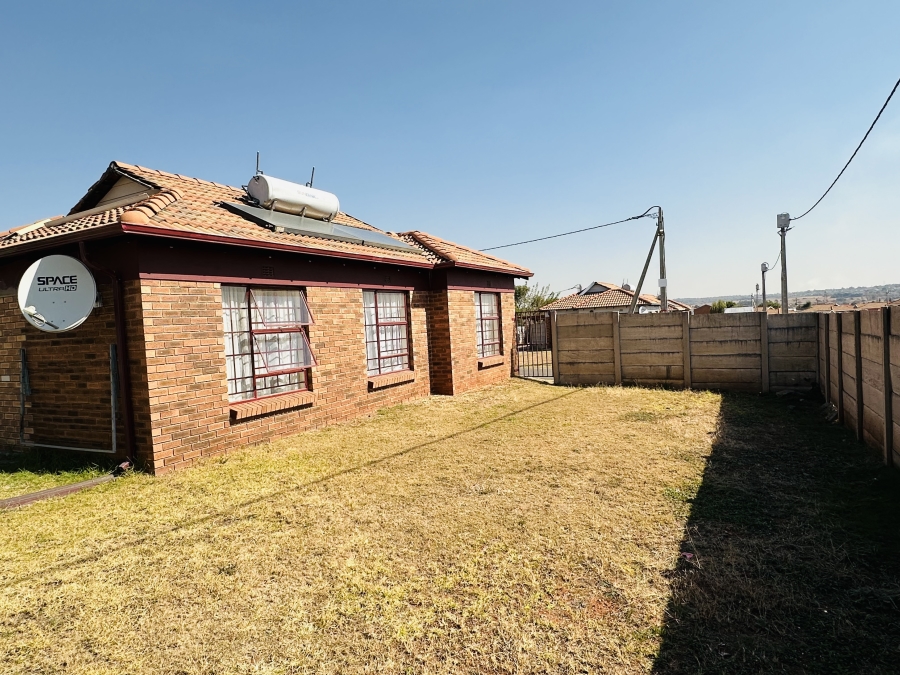 3 Bedroom Property for Sale in Clayville Gauteng