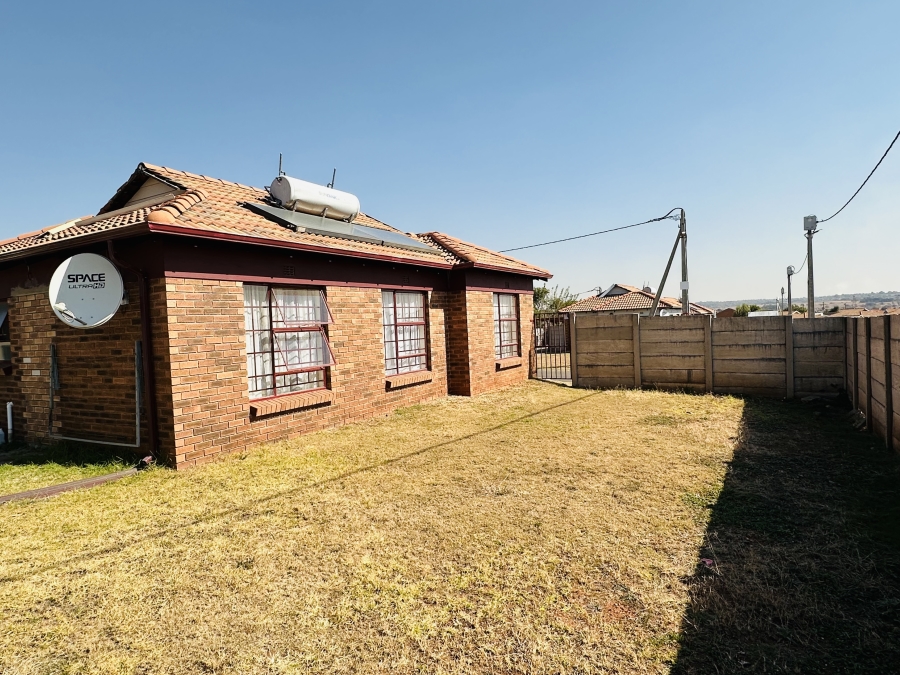 3 Bedroom Property for Sale in Clayville Gauteng