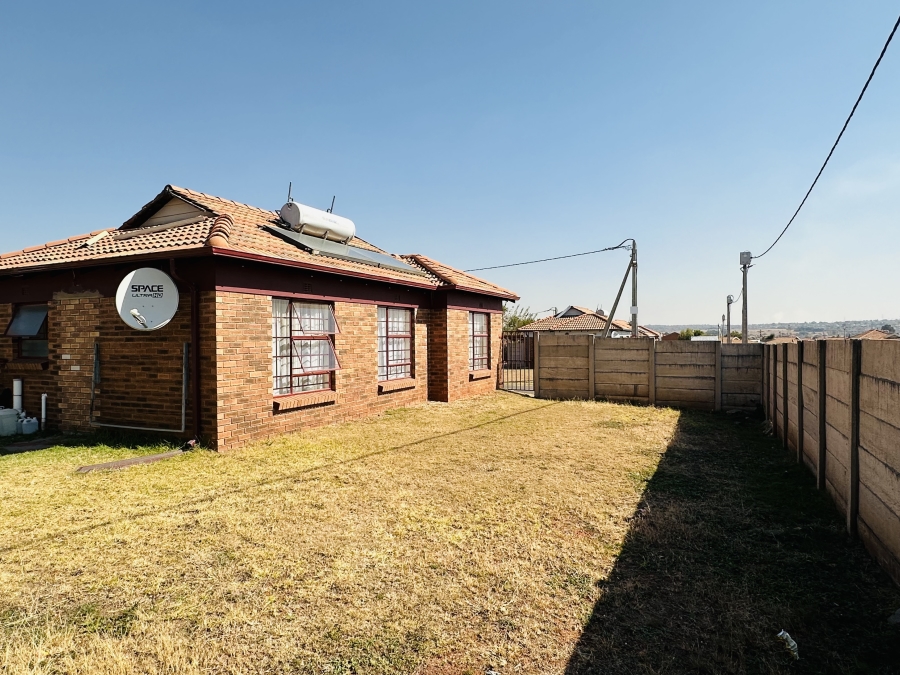 3 Bedroom Property for Sale in Clayville Gauteng