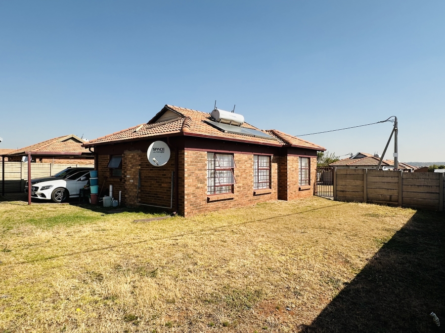 3 Bedroom Property for Sale in Clayville Gauteng