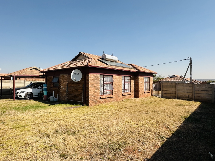 3 Bedroom Property for Sale in Clayville Gauteng