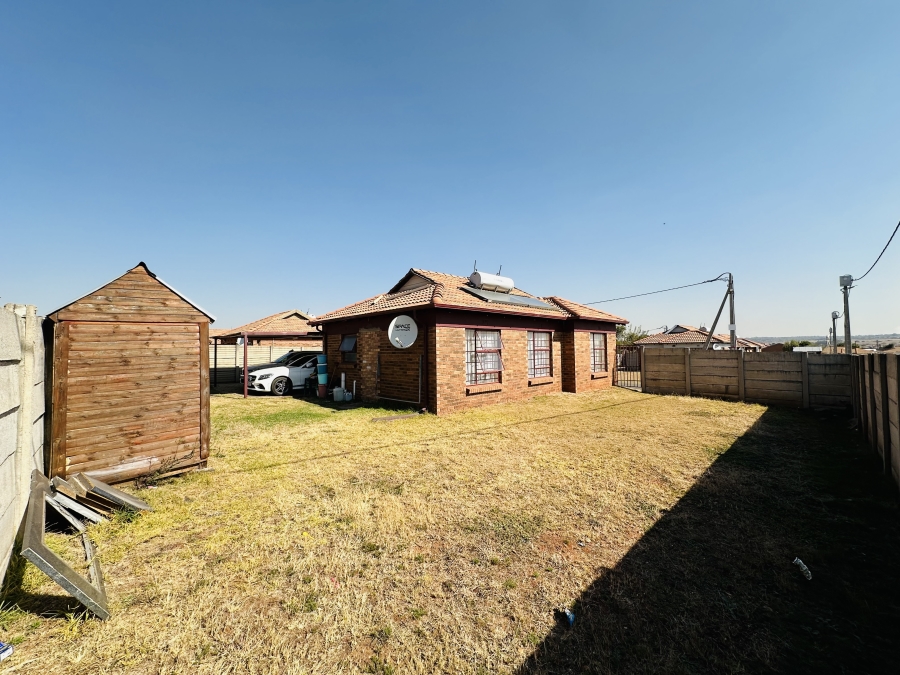 3 Bedroom Property for Sale in Clayville Gauteng