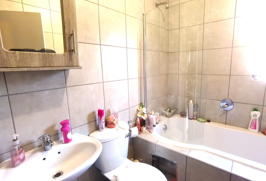 2 Bedroom Property for Sale in Heuweloord Gauteng