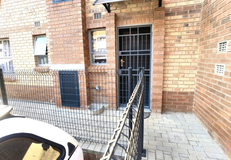 2 Bedroom Property for Sale in Heuweloord Gauteng