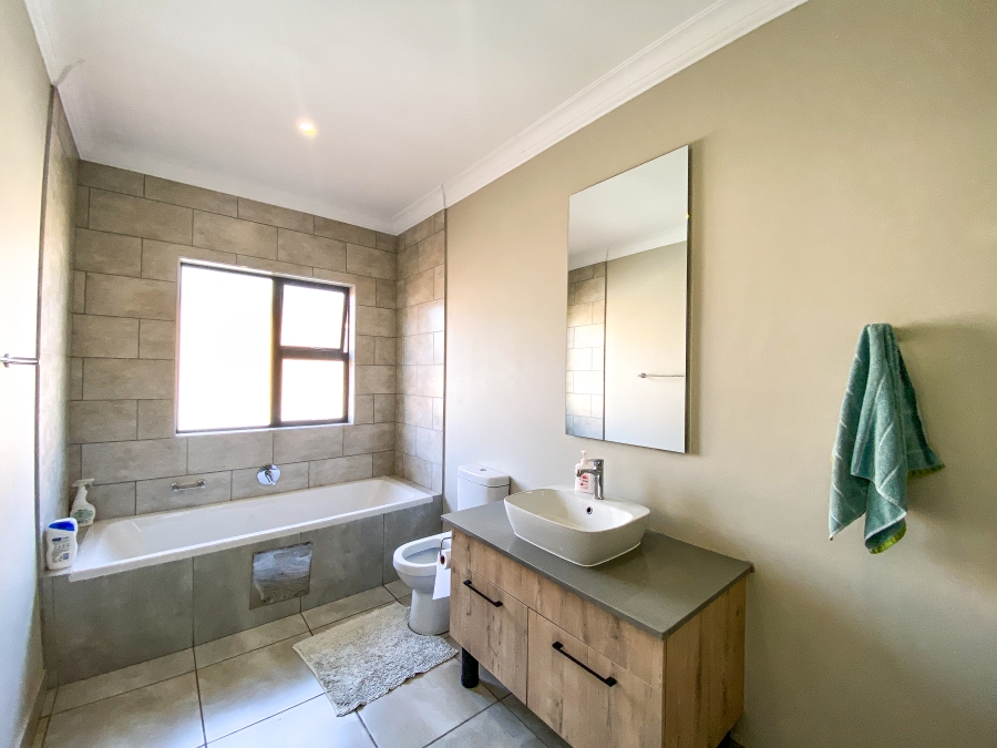 To Let 4 Bedroom Property for Rent in Six Fountains Residential Estate Gauteng