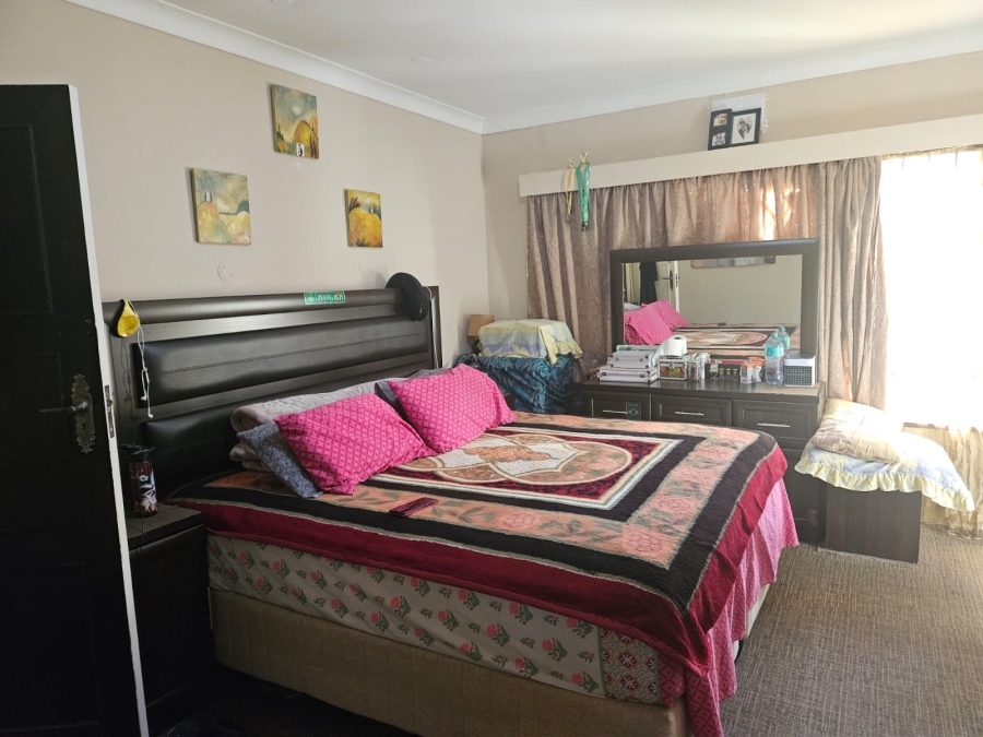 6 Bedroom Property for Sale in Oakdene Gauteng