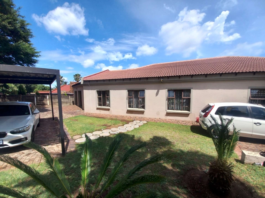 5 Bedroom Property for Sale in Rooihuiskraal Gauteng