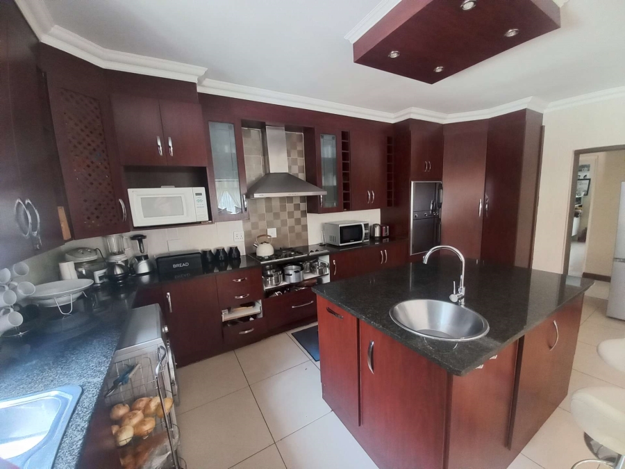 5 Bedroom Property for Sale in Rooihuiskraal Gauteng