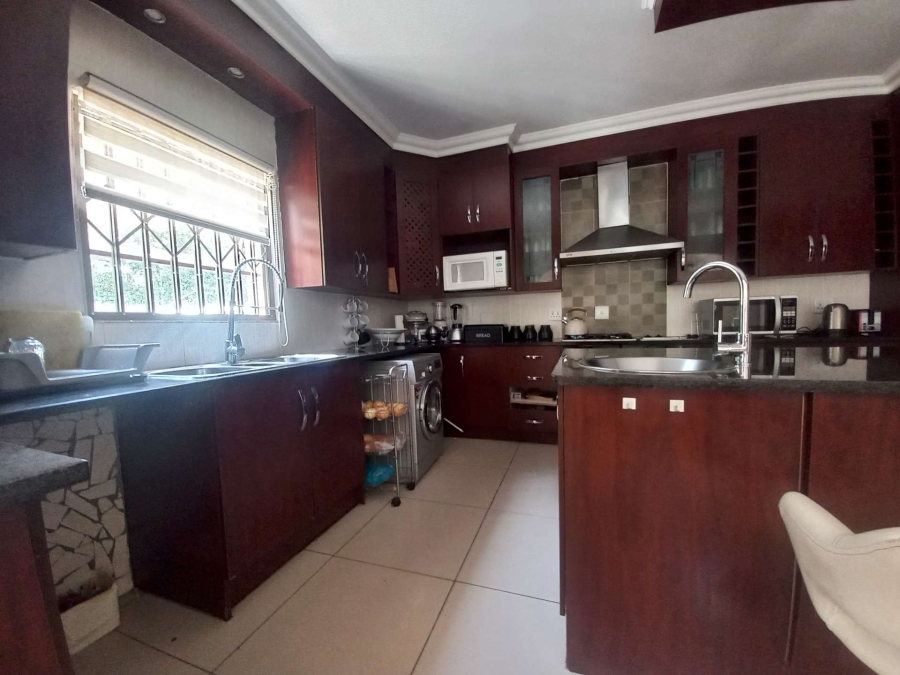 5 Bedroom Property for Sale in Rooihuiskraal Gauteng