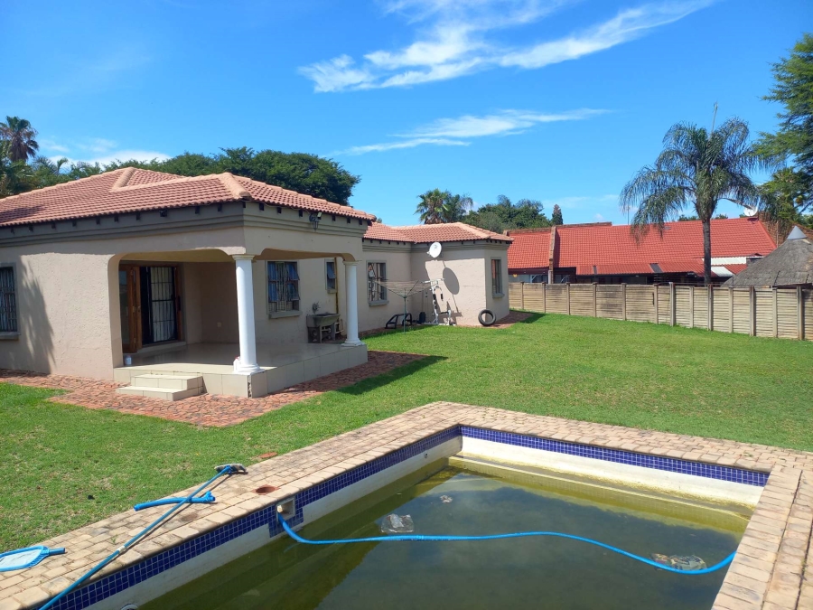 5 Bedroom Property for Sale in Rooihuiskraal Gauteng