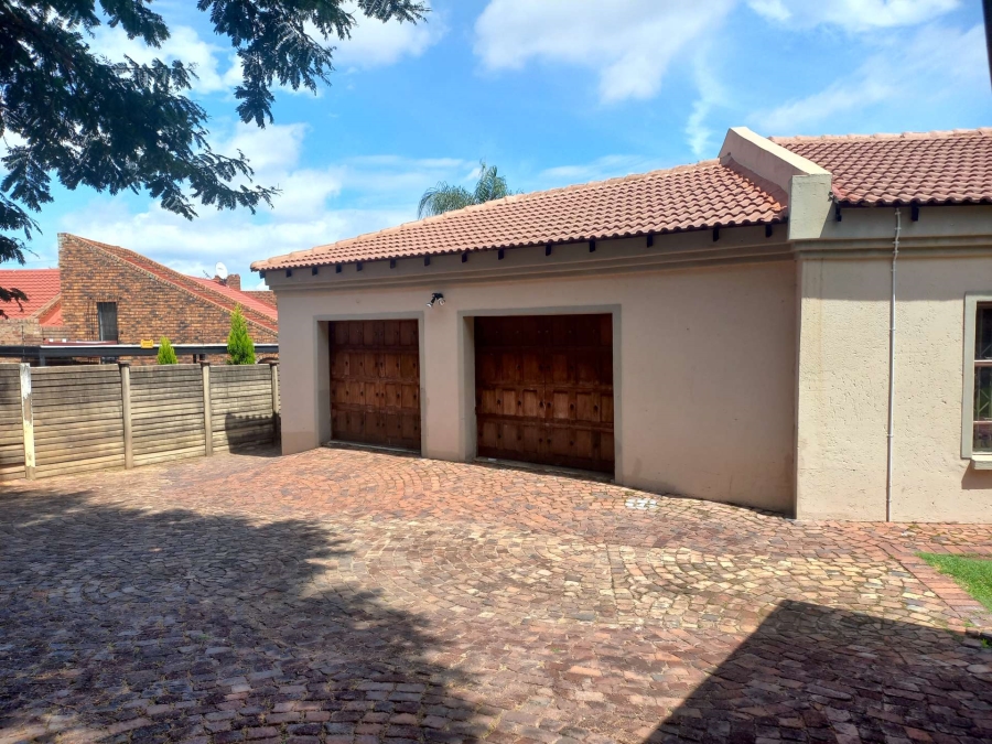 5 Bedroom Property for Sale in Rooihuiskraal Gauteng