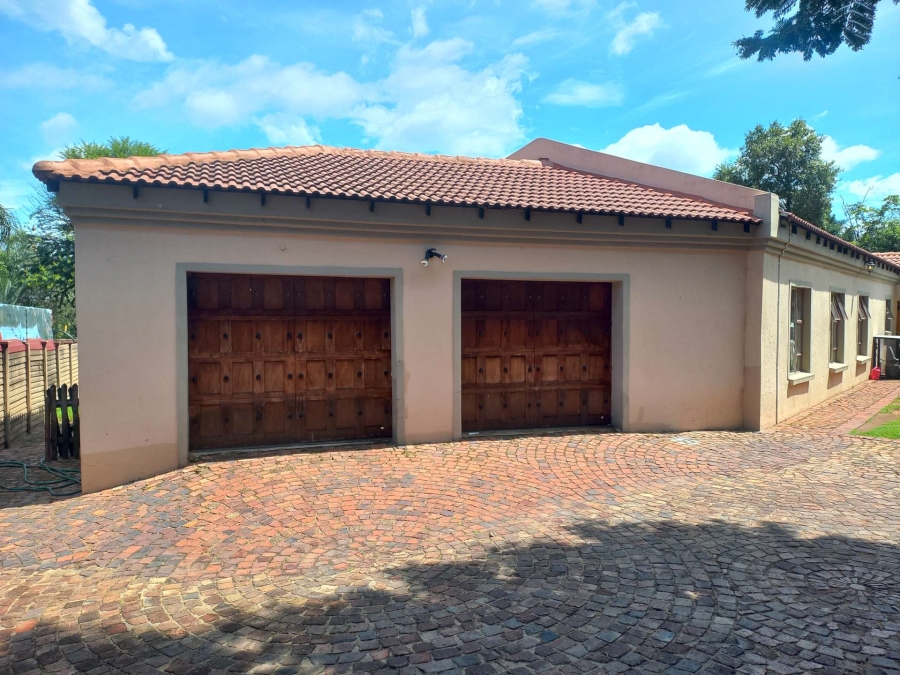 5 Bedroom Property for Sale in Rooihuiskraal Gauteng