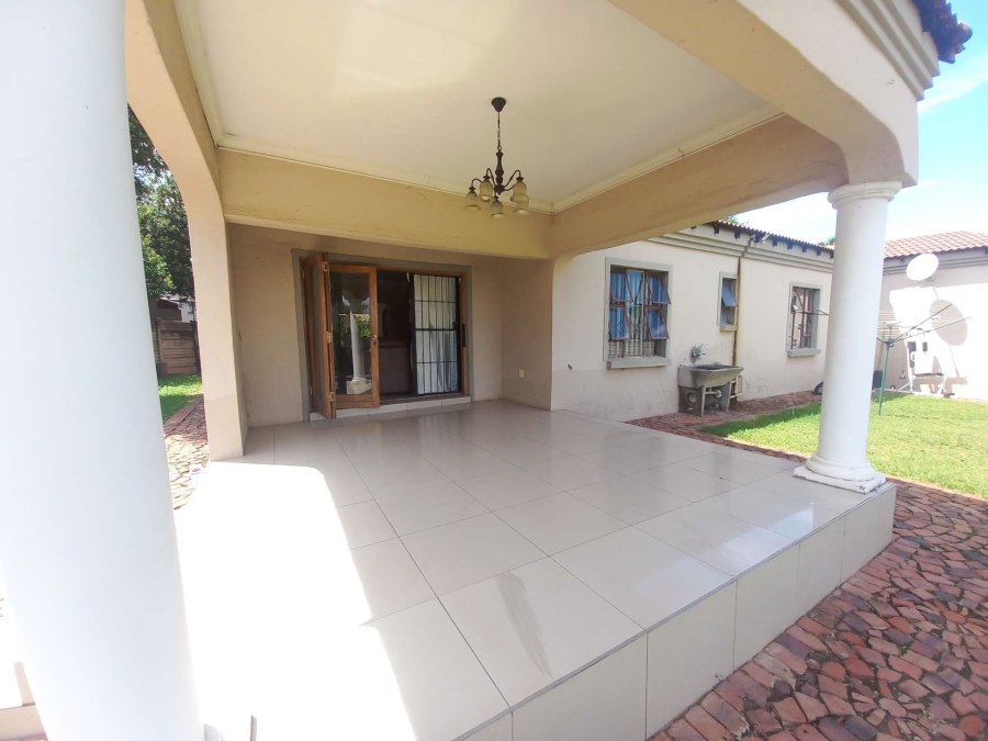 5 Bedroom Property for Sale in Rooihuiskraal Gauteng