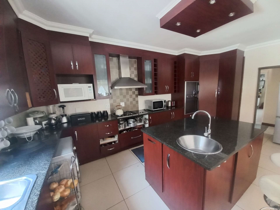 5 Bedroom Property for Sale in Rooihuiskraal Gauteng