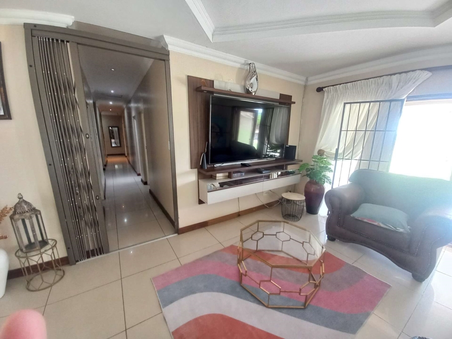 5 Bedroom Property for Sale in Rooihuiskraal Gauteng