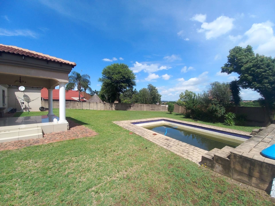 5 Bedroom Property for Sale in Rooihuiskraal Gauteng