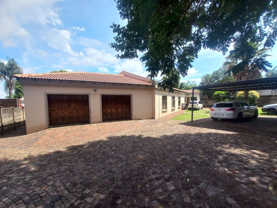 5 Bedroom Property for Sale in Rooihuiskraal Gauteng