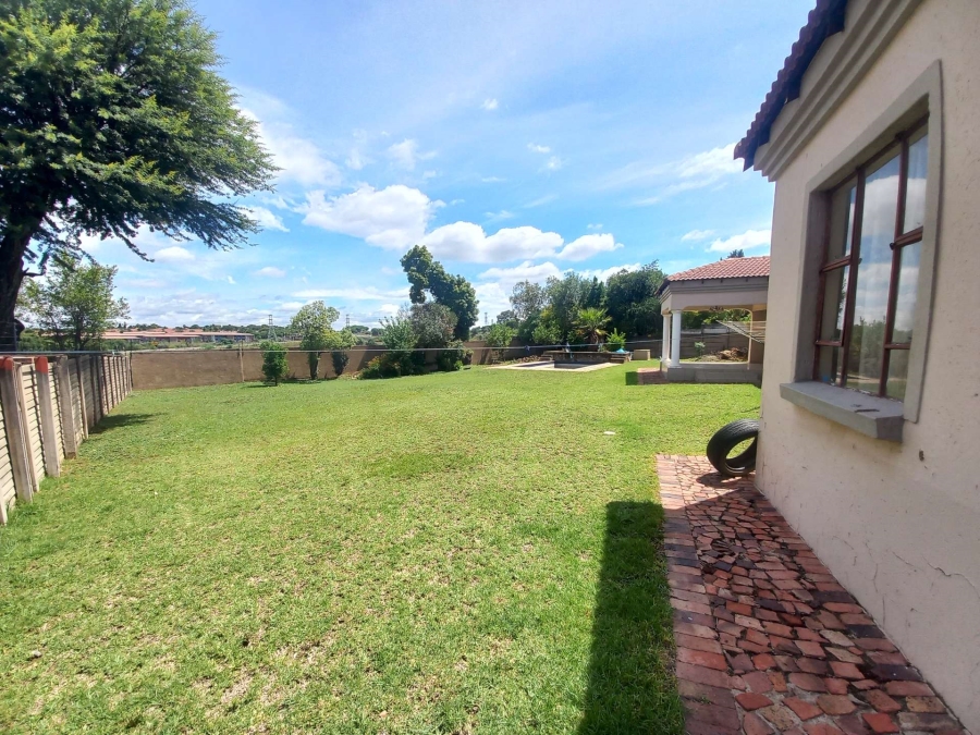 5 Bedroom Property for Sale in Rooihuiskraal Gauteng