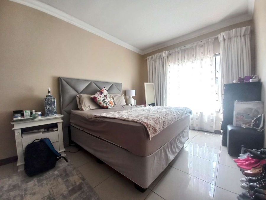 5 Bedroom Property for Sale in Rooihuiskraal Gauteng