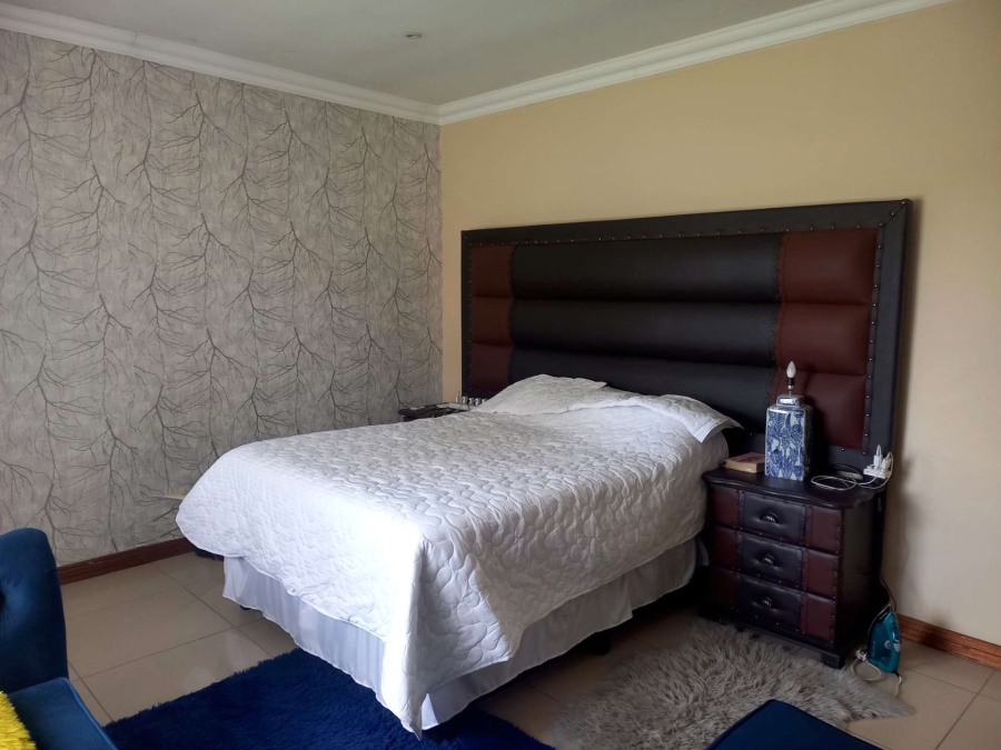 5 Bedroom Property for Sale in Rooihuiskraal Gauteng