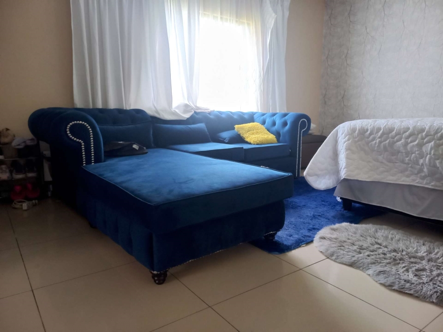 5 Bedroom Property for Sale in Rooihuiskraal Gauteng