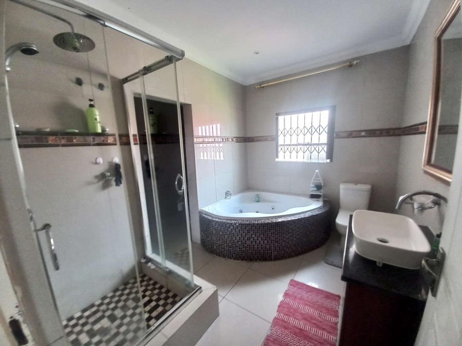 5 Bedroom Property for Sale in Rooihuiskraal Gauteng