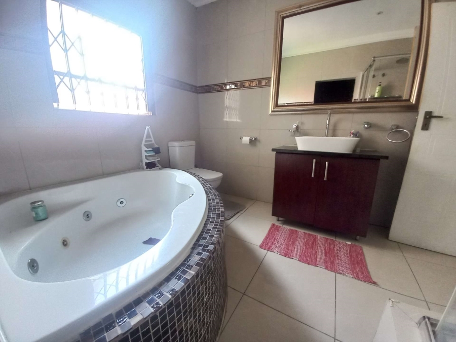 5 Bedroom Property for Sale in Rooihuiskraal Gauteng