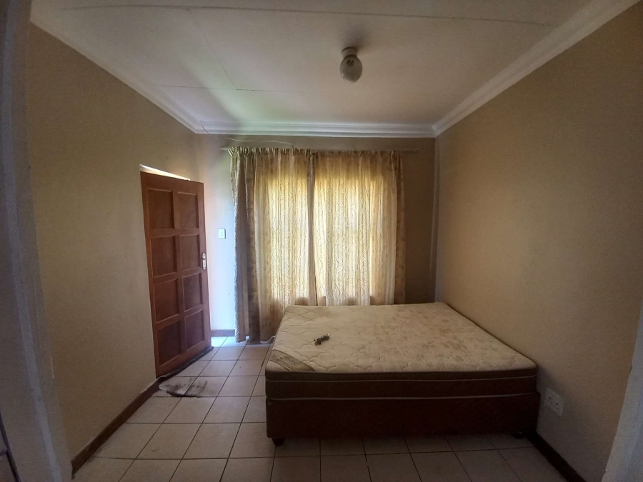 5 Bedroom Property for Sale in Rooihuiskraal Gauteng