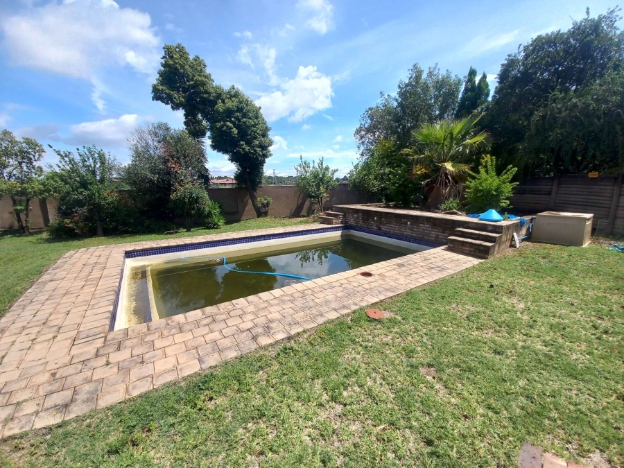 5 Bedroom Property for Sale in Rooihuiskraal Gauteng