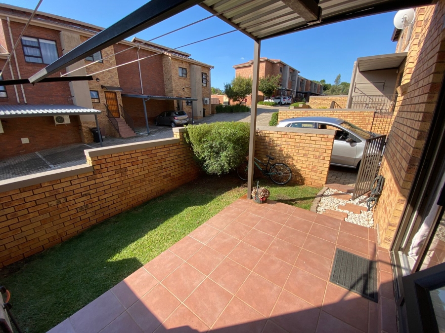 To Let 2 Bedroom Property for Rent in Spartan Gauteng