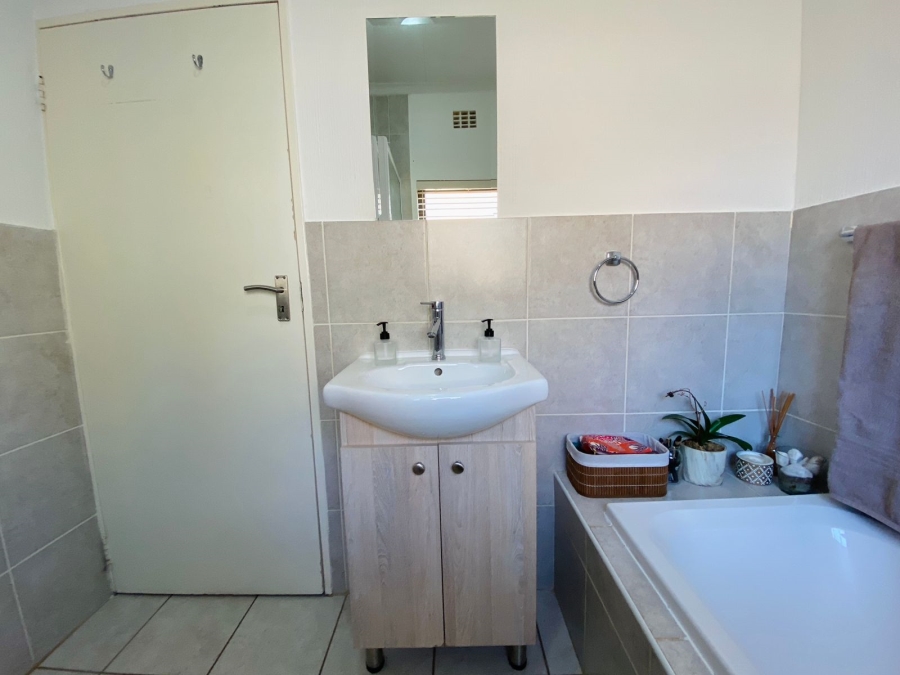 To Let 2 Bedroom Property for Rent in Spartan Gauteng