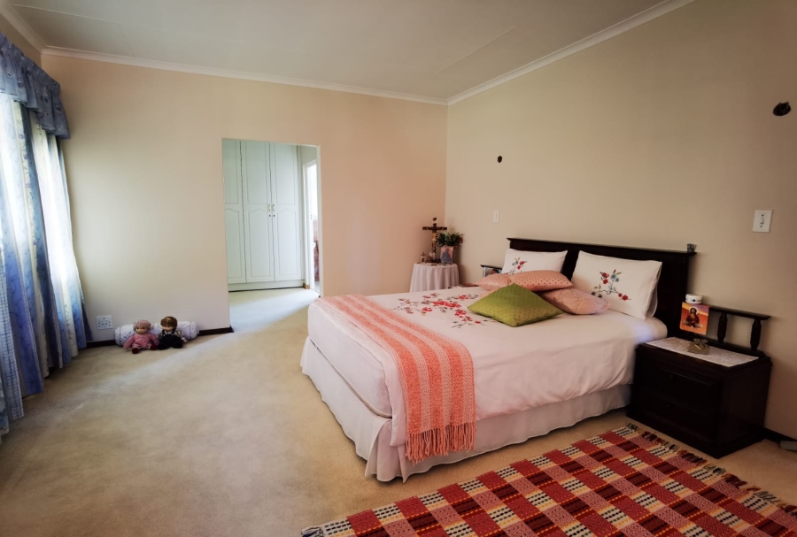 5 Bedroom Property for Sale in Sonneveld Gauteng