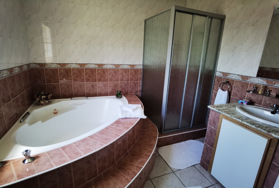 5 Bedroom Property for Sale in Sonneveld Gauteng