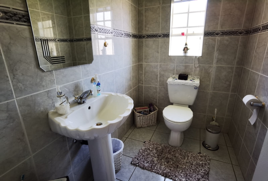 5 Bedroom Property for Sale in Sonneveld Gauteng