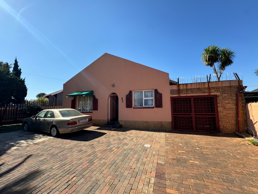 4 Bedroom Property for Sale in Zakariyya Park Gauteng